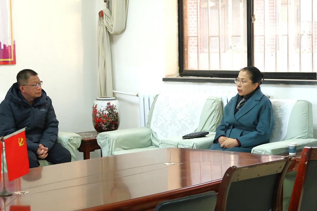 情暖校园鼓干劲 新春关怀暖人心——校党委书记曹洁带队走访慰问假期坚守岗位的教职工