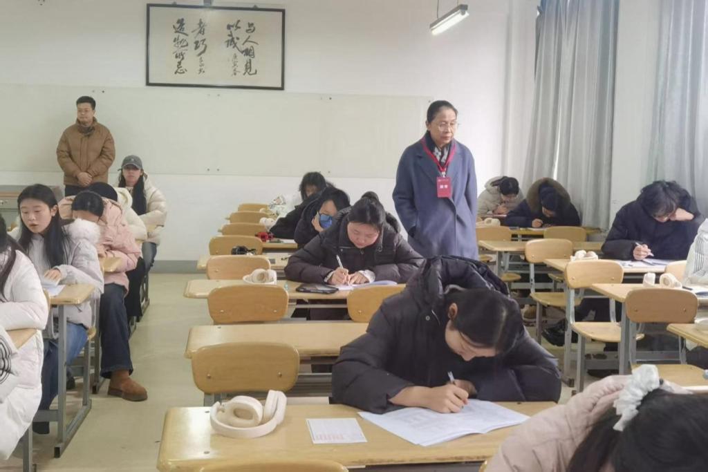 学校领导深入考场开展期末考试巡考工作